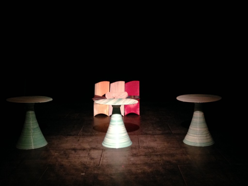 Guéridon et chaises imprimés pour les besoin de la scène.