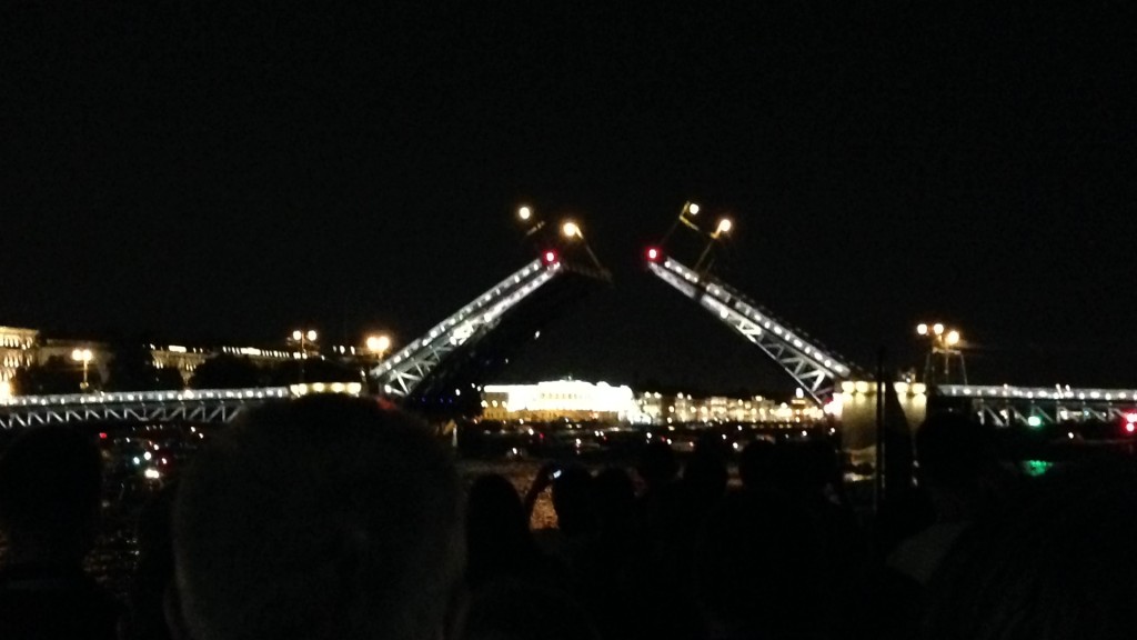 Impressionnant, toutes les nuits, ces ponts qui s'ouvrent!